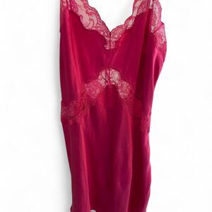 Stunning Vintage VS Pink lace lingerie slip dress w adjustable straps & leg slit
